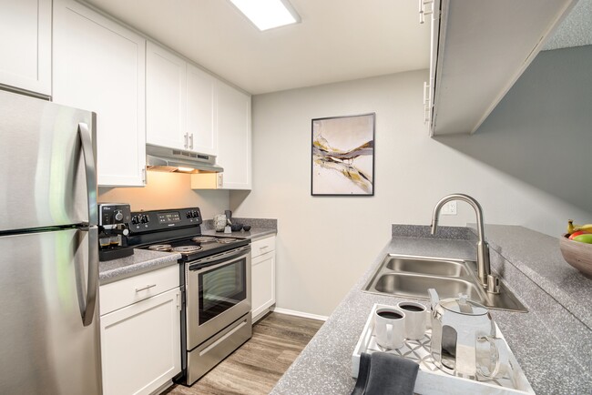 Hillside Terrace Apartments in Lemon Grove, CA - Foto de edificio - Building Photo