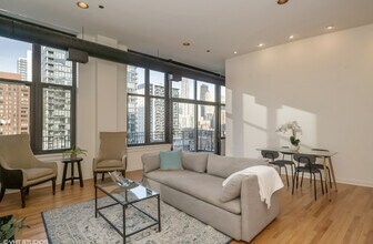 333 W Hubbard St, Unit 1002 in Chicago, IL - Building Photo - Building Photo