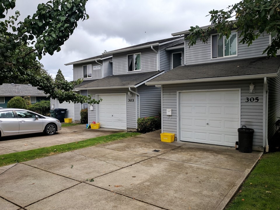 303 Warren St S in Monmouth, OR - Foto de edificio