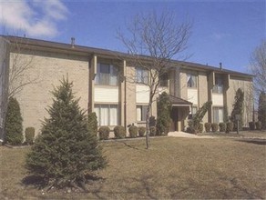 Clinton Place Apartments & Townhomes in Mount Clemens, MI - Building Photo - Building Photo