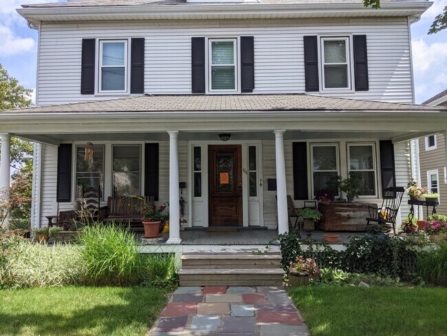 184 White St, Unit 2 in Belmont, MA - Building Photo - Building Photo