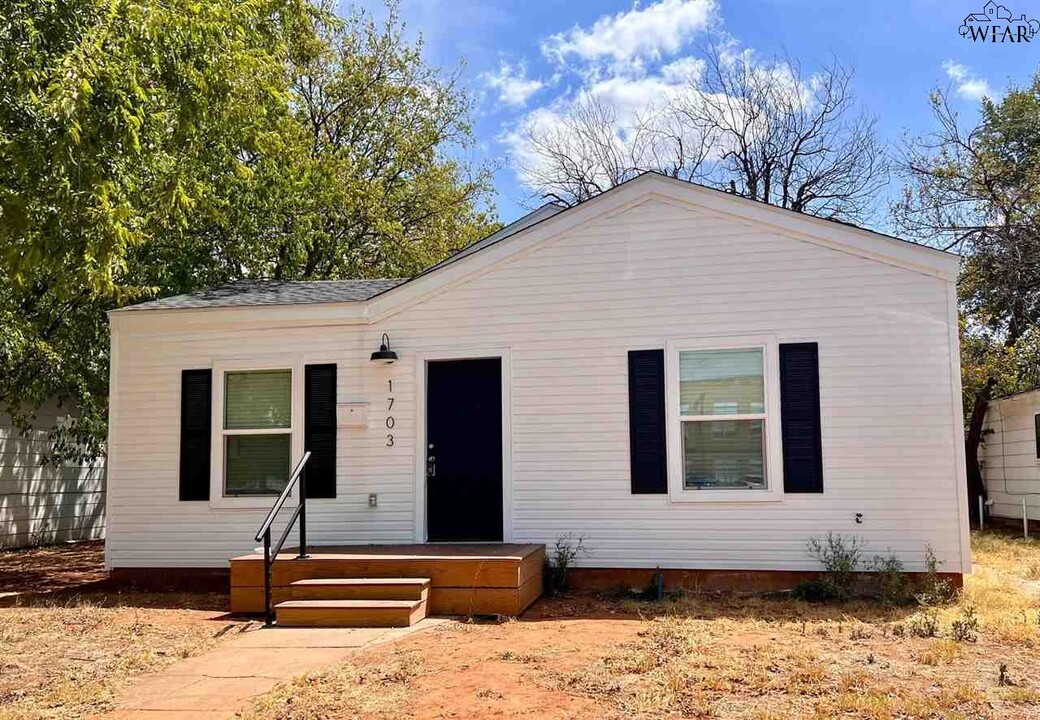 1703 Polk St in Wichita Falls, TX - Foto de edificio