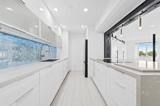 877 NE 195th St in North Miami Beach, FL - Building Photo - Building Photo