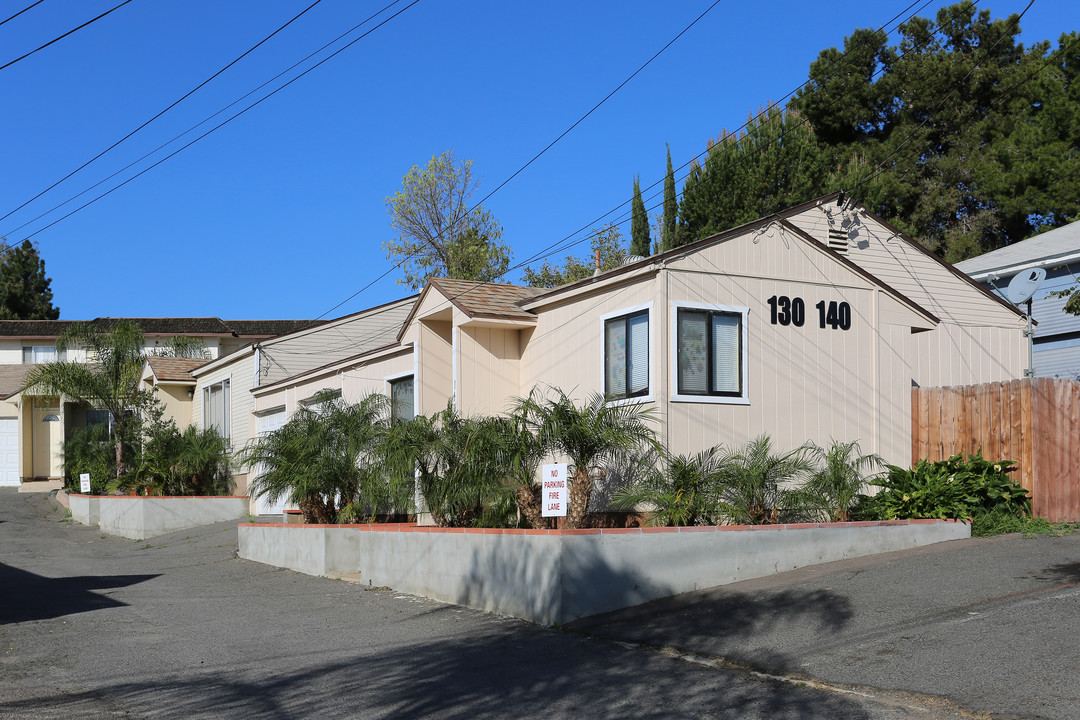 130 Camino Corto in Vista, CA - Foto de edificio