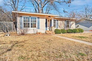 316 W Rucker St in Granbury, TX - Building Photo