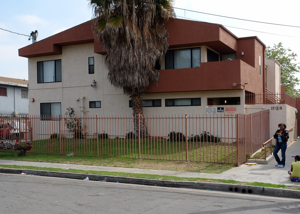 Osage Apartments in Inglewood, CA - Building Photo