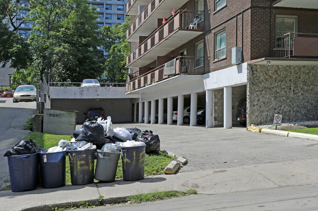 Le Baron Apartments in Hamilton, ON - Building Photo - Building Photo