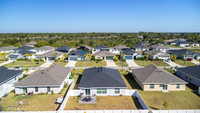 111 Naomi Pl in Rotonda West, FL - Building Photo - Building Photo