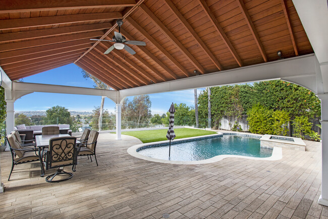 26542 Valpariso Dr in Mission Viejo, CA - Foto de edificio - Building Photo