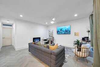 3400 Timmons Ln in Houston, TX - Building Photo - Building Photo