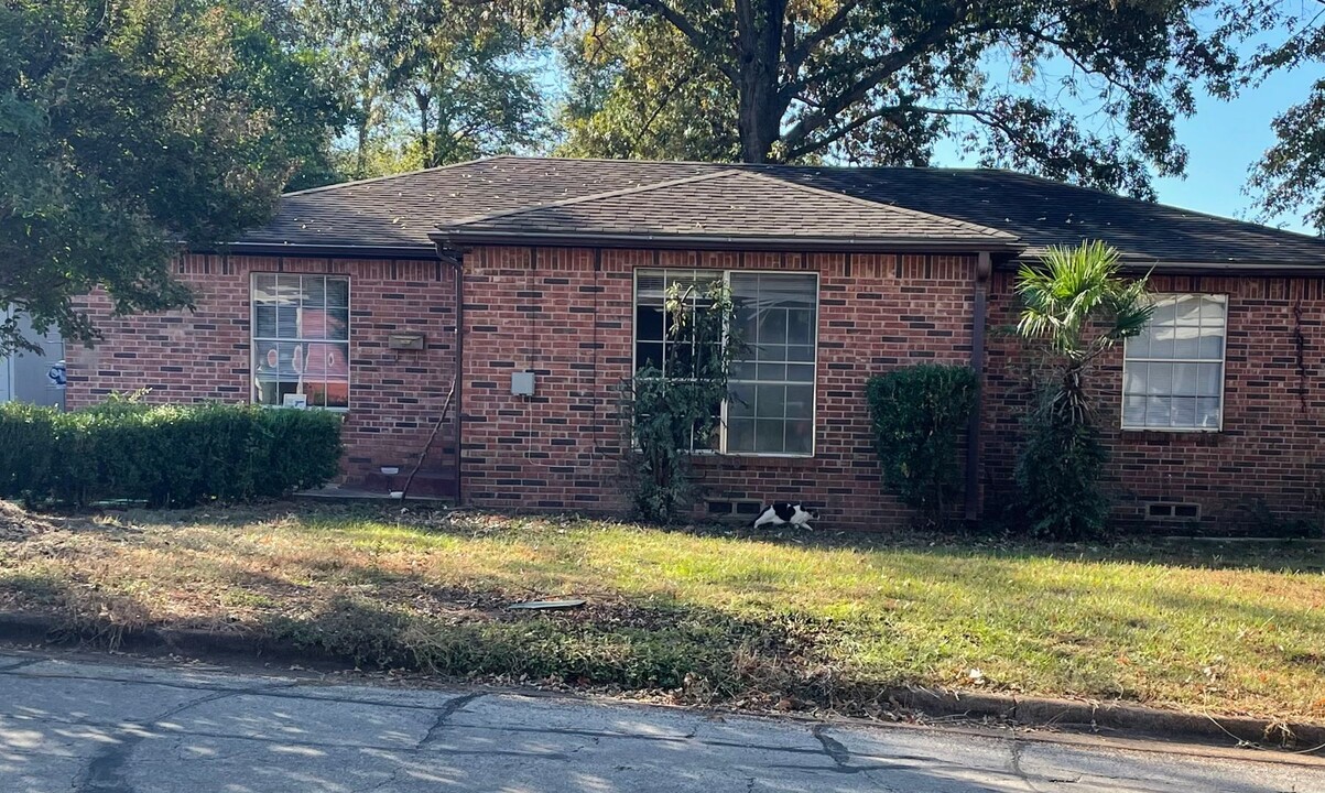 125 W California St in Nacogdoches, TX - Building Photo