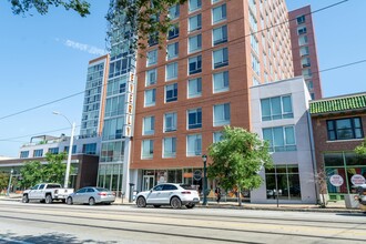 Everly on the Loop in St. Louis, MO - Foto de edificio - Building Photo