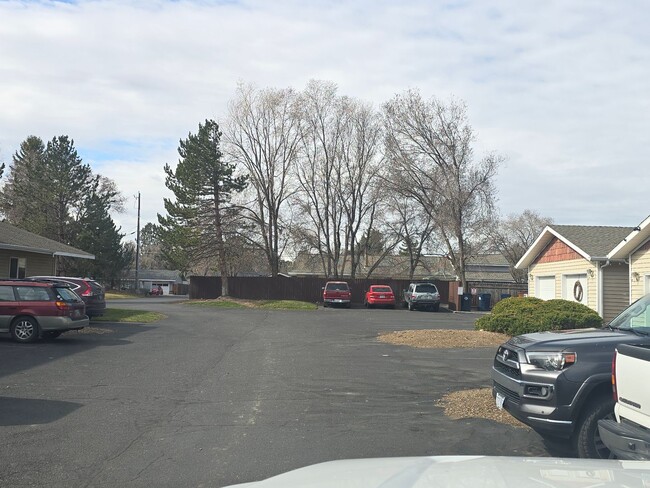 2610 SW 23rd St in Redmond, OR - Building Photo - Building Photo