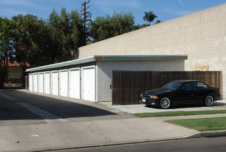 Esquire Palms Apartments in Midway City, CA - Foto de edificio - Building Photo