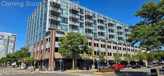 100 W Fifth St in Royal Oak, MI - Building Photo