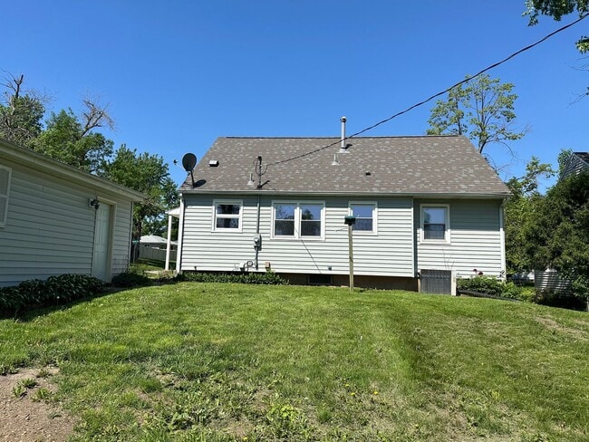 401 Hilltop Rd in Marion, IA - Building Photo - Building Photo