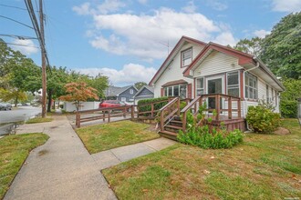 224 Rolling St in Malverne, NY - Building Photo - Building Photo