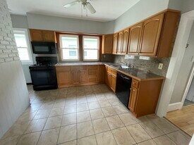 47 Pearl St, Unit 2 in Medford, MA - Building Photo