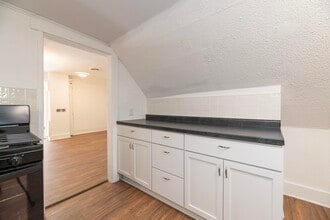 1221 Wells Pl, Unit 2 in Kalamazoo, MI - Foto de edificio - Building Photo