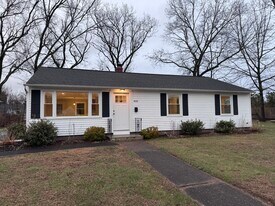 435 Elmwood Dr in Windsor Locks, CT - Building Photo