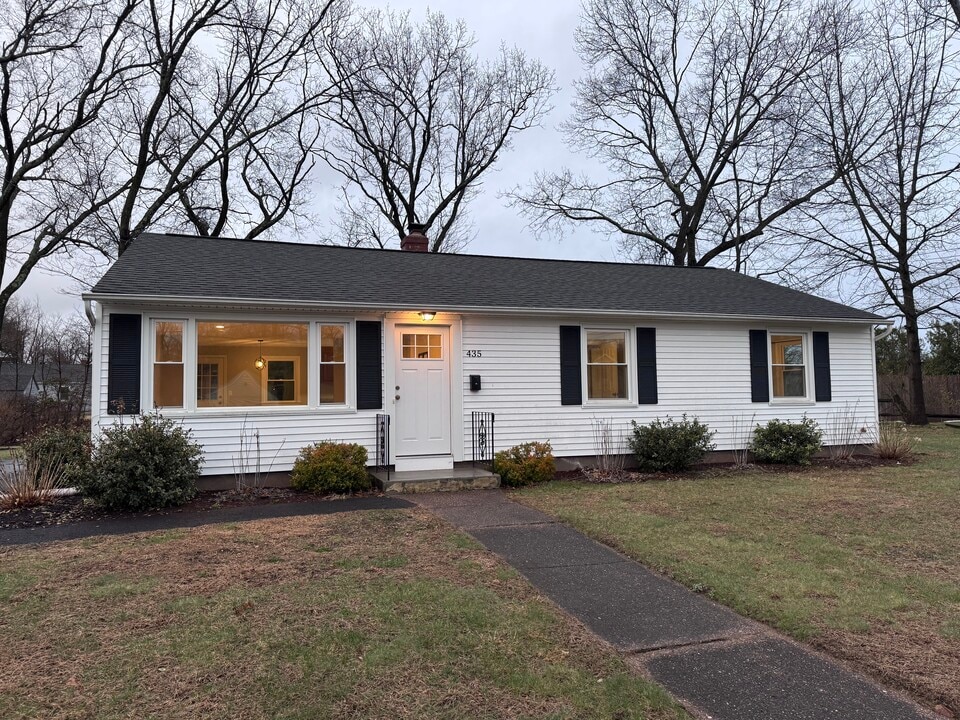 435 Elmwood Dr in Windsor Locks, CT - Building Photo