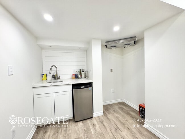 39 Breakwater Dr in Whitby, ON - Building Photo - Building Photo