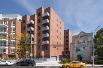 42-29 Parsons Blvd in Flushing, NY - Foto de edificio - Building Photo