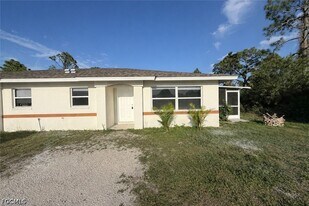 953 Eisenhower Blvd in Lehigh Acres, FL - Building Photo