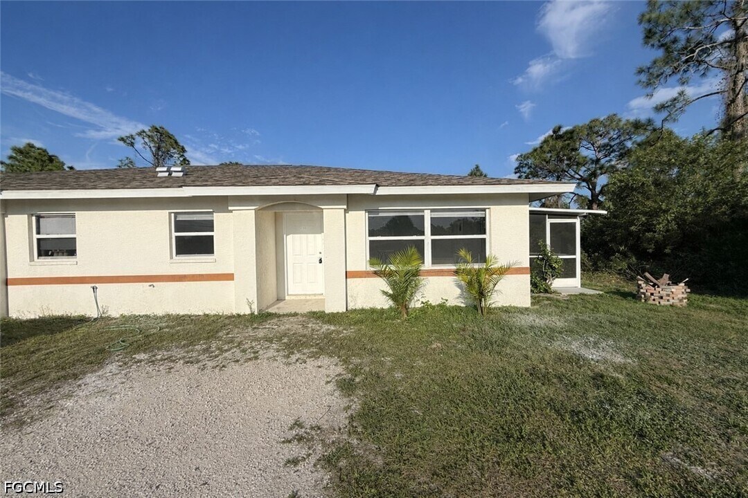 953 Eisenhower Blvd in Lehigh Acres, FL - Building Photo