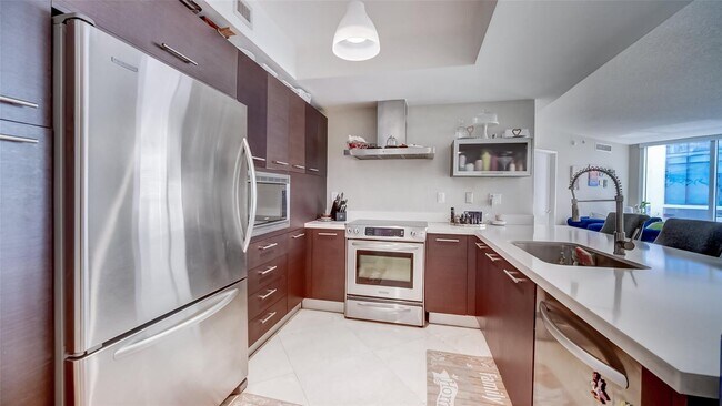 150 Sunny Isles Blvd, Unit 601 in Sunny Isles Beach, FL - Foto de edificio - Building Photo