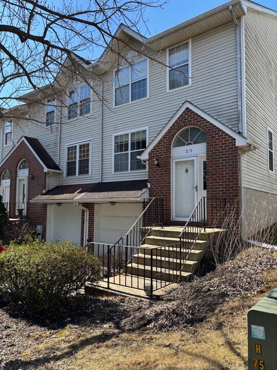 215 Benham Ct in Newark, DE - Foto de edificio