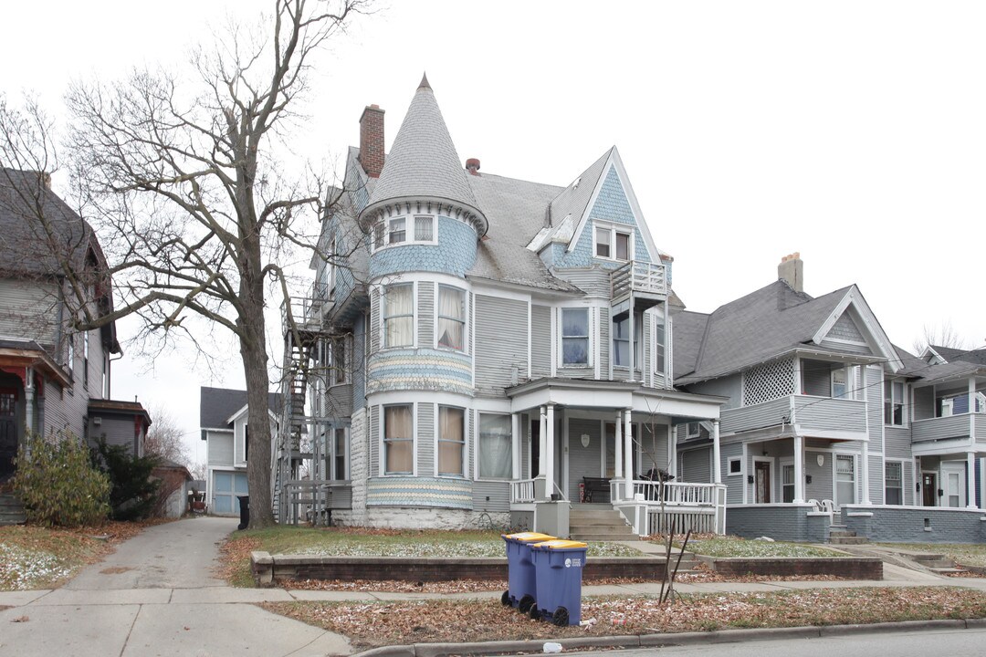 209 College Ave NE in Grand Rapids, MI - Foto de edificio