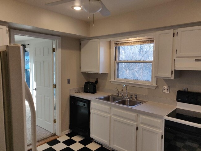 3158 Oak St, Unit upstairs in Kansas City, MO - Building Photo - Building Photo
