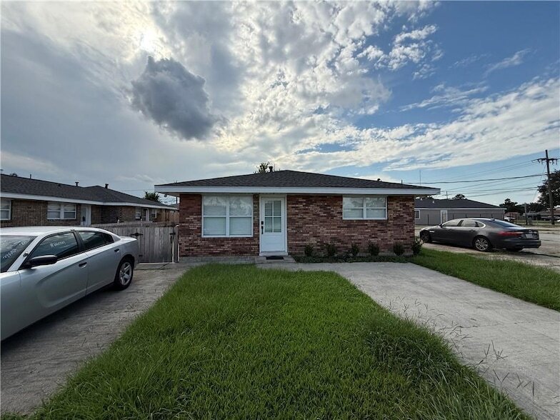 2512 Chalona Dr in Chalmette, LA - Building Photo