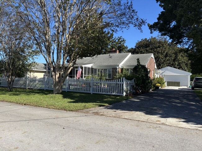 618 E Sabiston Dr in Swansboro, NC - Building Photo - Building Photo