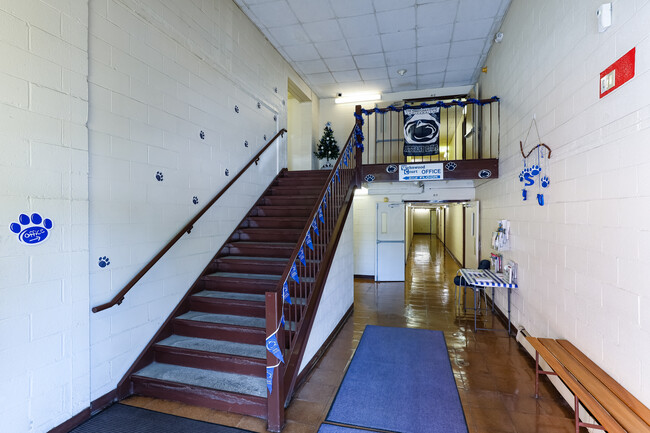 Wehnwood Court Student Living in Altoona, PA - Foto de edificio - Lobby