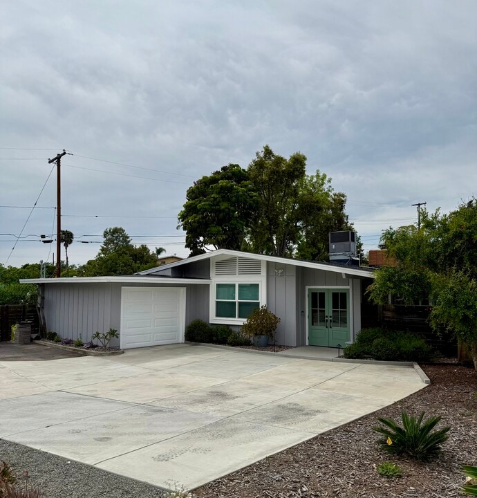 950 Crescent Dr in Vista, CA - Building Photo