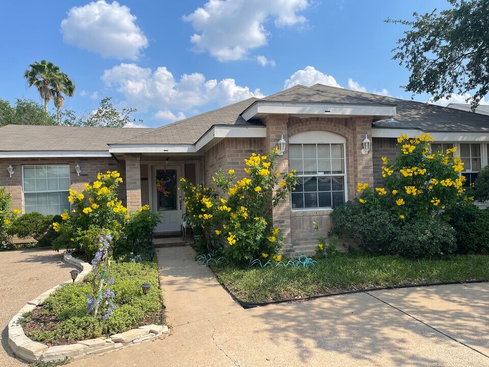 2107 Snow Falls Dr, Unit Apartment in Laredo, TX - Building Photo