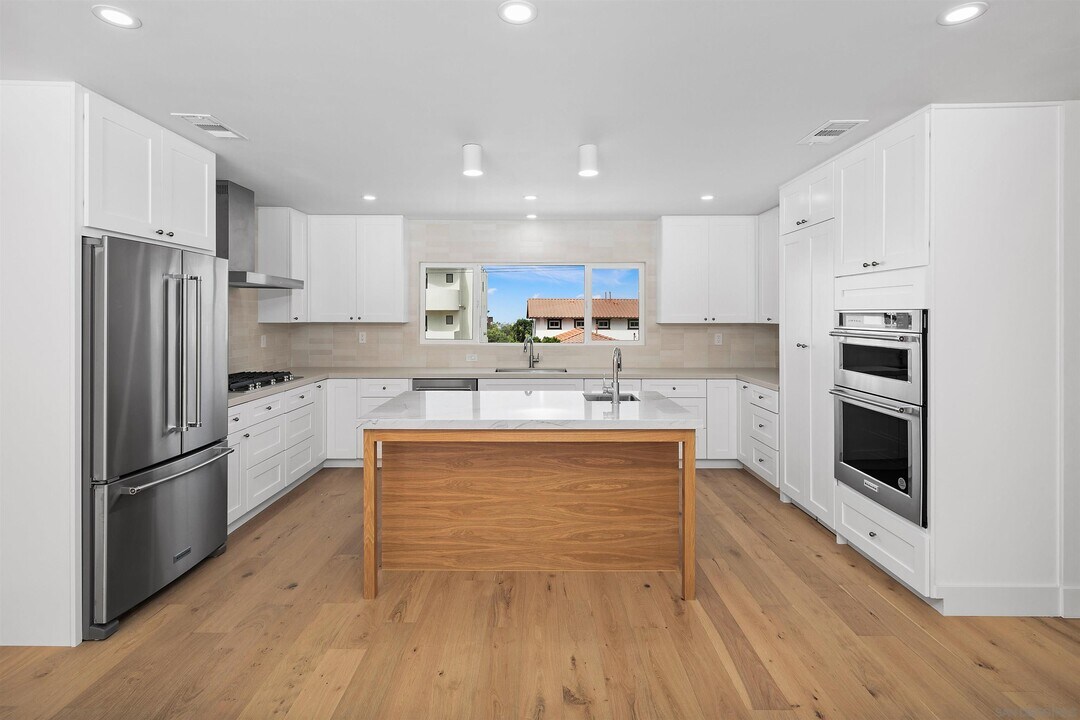 2435 Poinsettia Dr in San Diego, CA - Building Photo