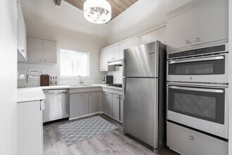 5014 Chaparral Way in San Diego, CA - Building Photo - Building Photo