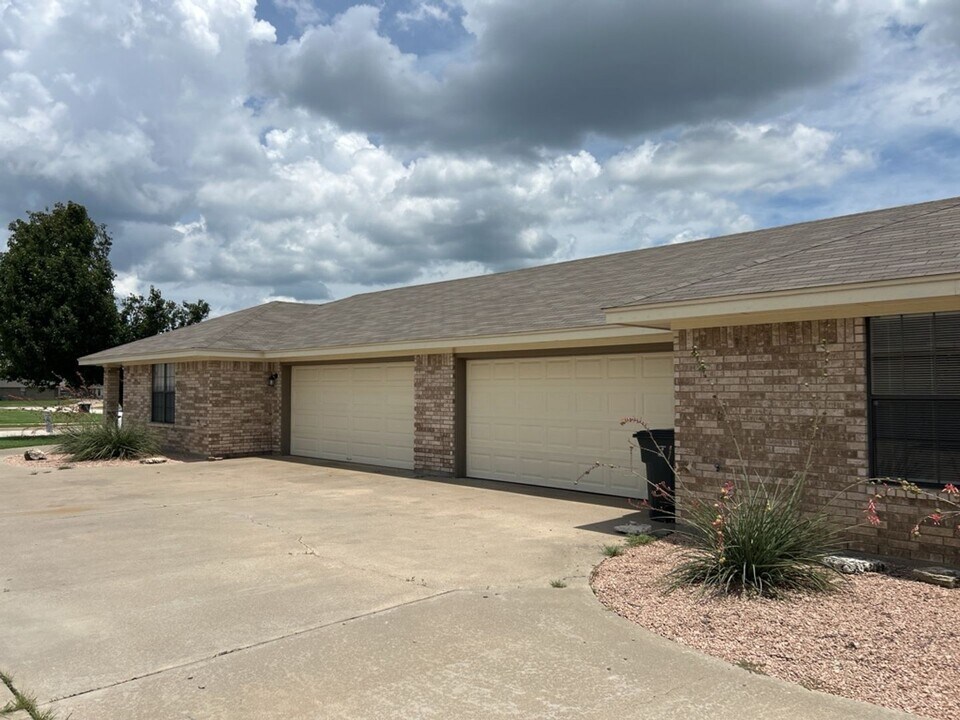 902 McDaniel Cir in Killeen, TX - Building Photo