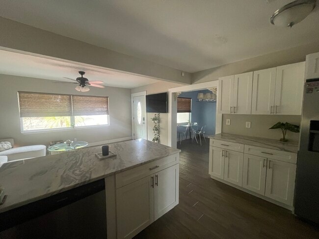5679 Kelly Dr N in St. Petersburg, FL - Building Photo - Building Photo