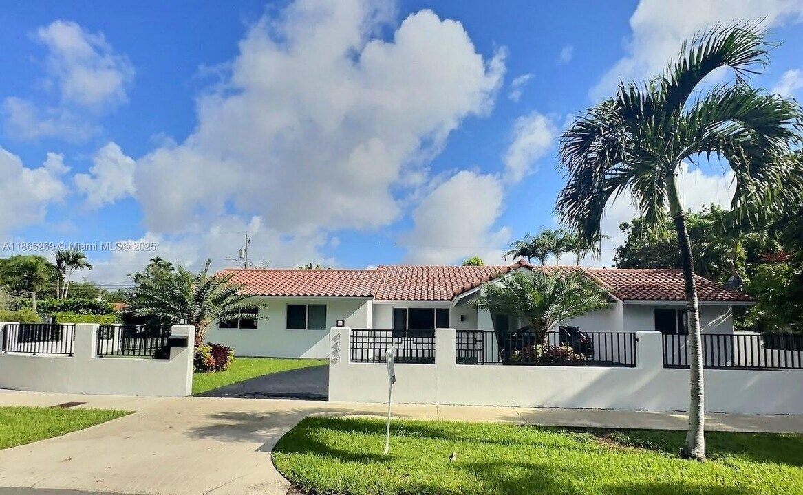 4499 SW 14th St in Miami, FL - Foto de edificio