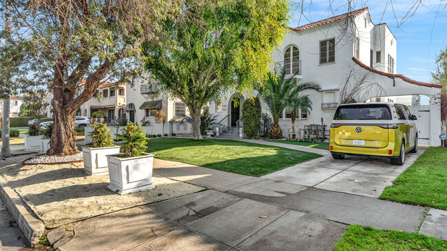 1034 Hi Point St, Unit B in Los Angeles, CA - Building Photo - Building Photo