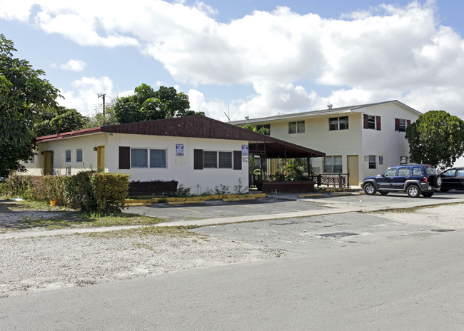 730 NE 128th St in North Miami, FL - Foto de edificio - Building Photo