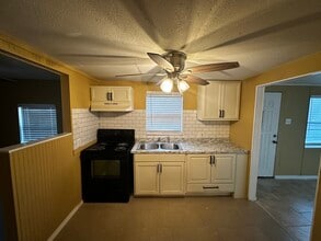 1325 Hidalgo St in Seguin, TX - Building Photo - Building Photo