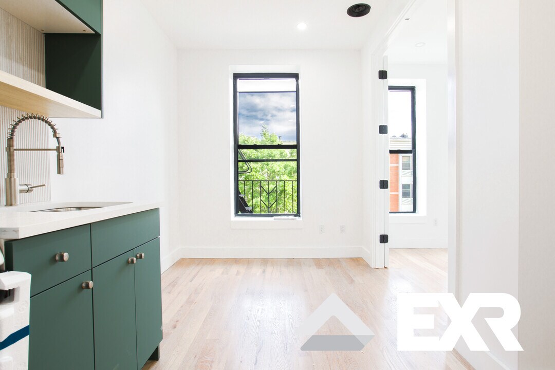 1027 Putnam Ave, Unit 3B in Brooklyn, NY - Building Photo
