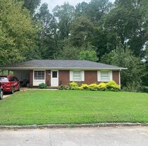 1016 Greenbriar Cir in Decatur, GA - Building Photo