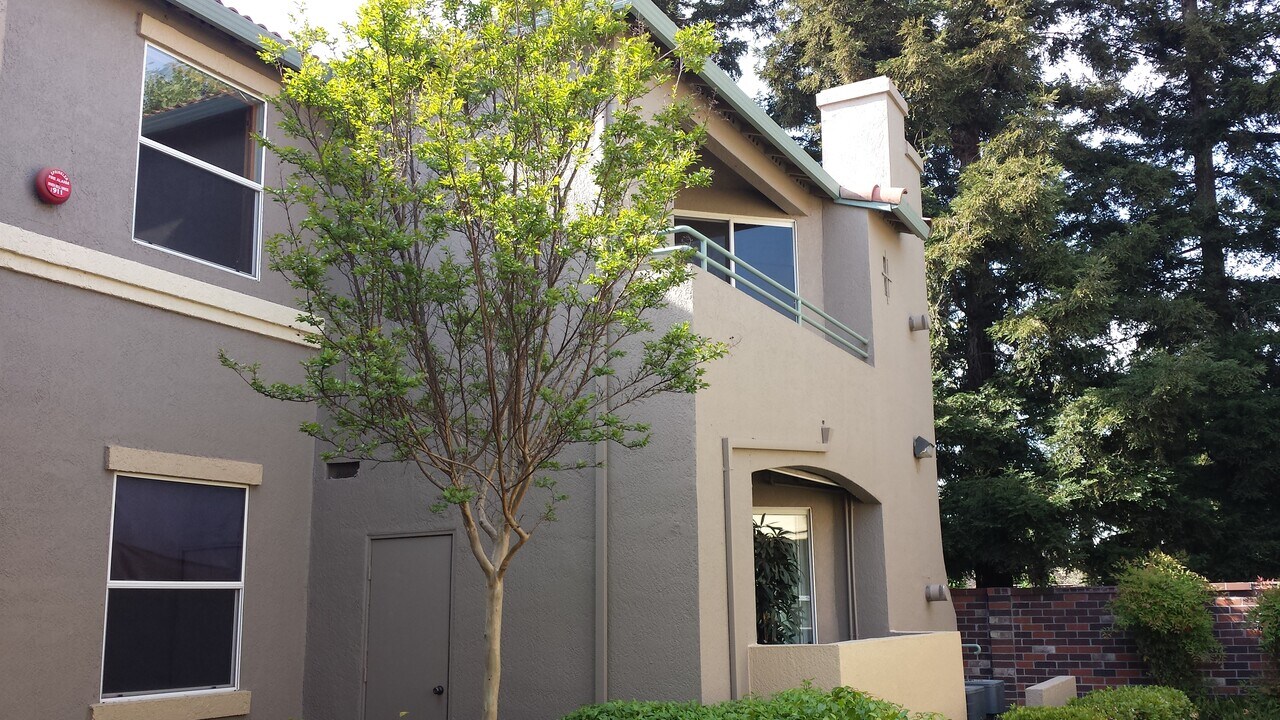 5201 Laguna Oaks Dr, Unit 70 in Elk Grove, CA - Foto de edificio
