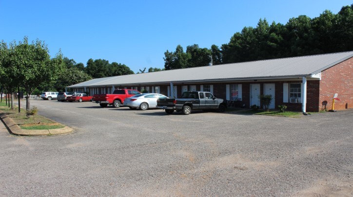 1544 Highway 70 E in Jackson, TN - Building Photo